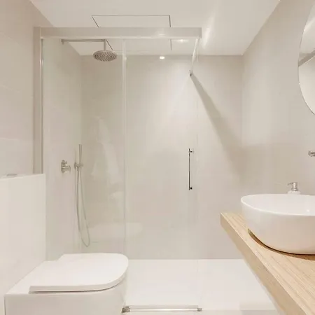 Sleep & Beautiful Renovated Apt W View On Wine Square